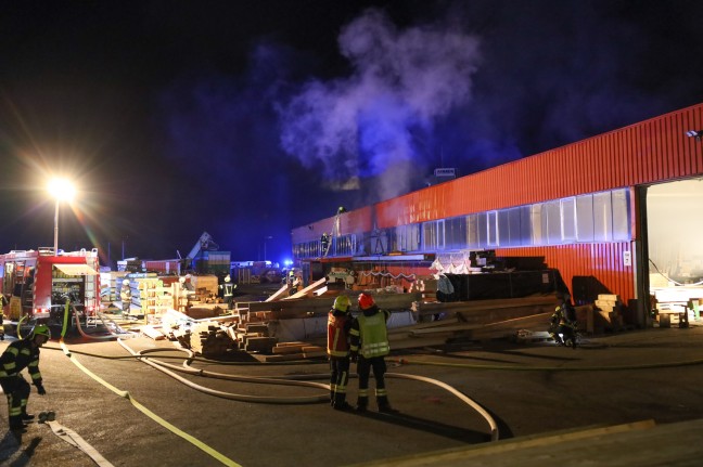 	Großeinsatz bei Brand in einer Produktionshalle eines Holzverpackungsherstellers in Nußbach