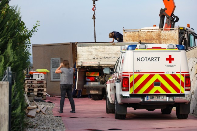 	Person bei Verladearbeiten mit Kran in Laakirchen unter Container eingeklemmt