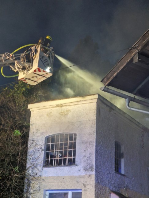 	Sechs Feuerwehren bei Gebäudebrand in Helpfau-Uttendorf im Einsatz