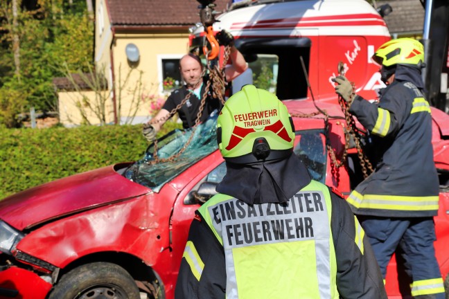	Lenker verletzt: PKW bei Verkehrsunfall in Pregarten durch Sträucher gerauscht