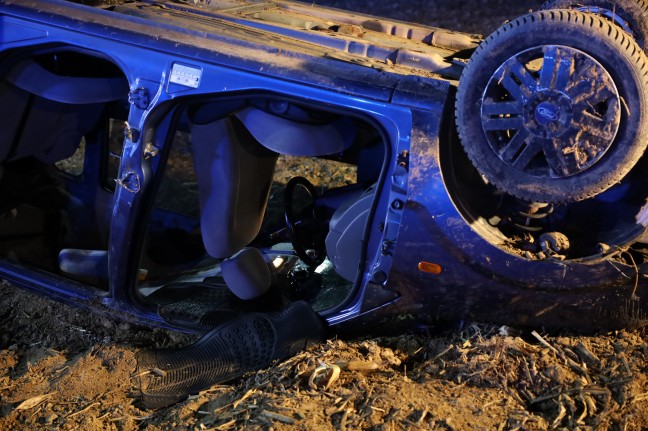	Drei teils Schwerverletzte bei Verkehrsunfall mit Autoüberschlag in Gunskirchen