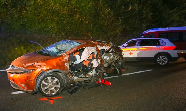 	Schwerer Crash auf Braunauer Straße bei Helpfau-Uttendorf fordert vier teils Schwerverletzte