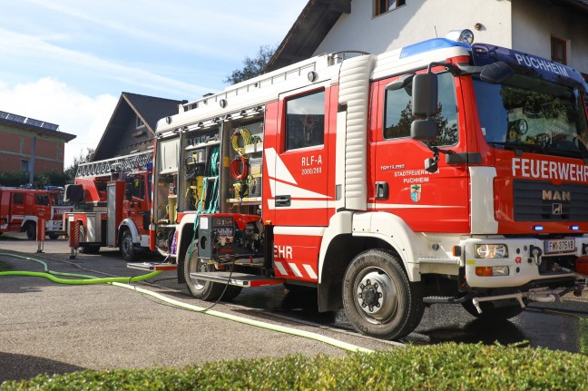 	Garagenbrand breitete sich über Fassade auf Dach eines Wohnhauses in Attnang-Puchheim aus