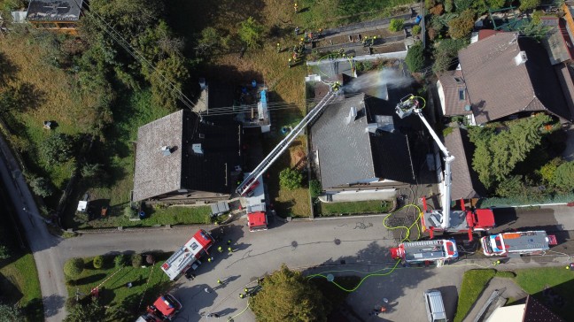 	Garagenbrand breitete sich über Fassade auf Dach eines Wohnhauses in Attnang-Puchheim aus