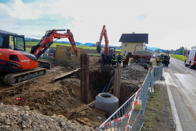 	Personenrettung: Arbeiter (43) bei Grabungsarbeiten in Palting in volllaufender Baugrube verschüttet