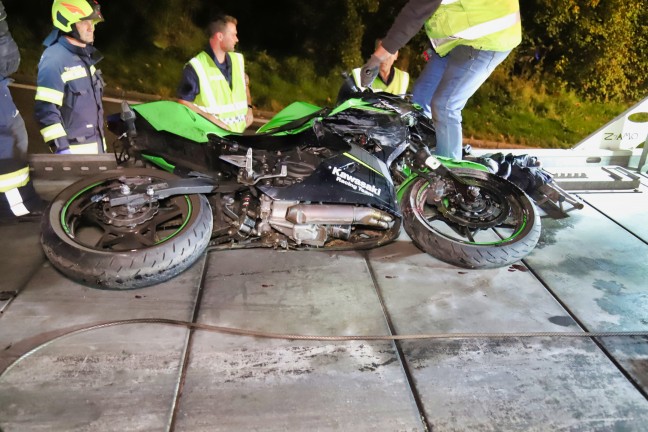 	Motorradfahrer bei schwerem Verkehrsunfall in Hellmonsödt über Leitplanke geschleudert