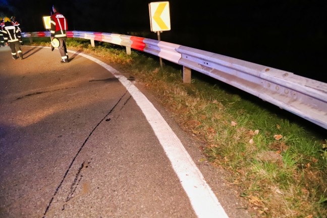 	Motorradfahrer bei schwerem Verkehrsunfall in Hellmonsödt über Leitplanke geschleudert