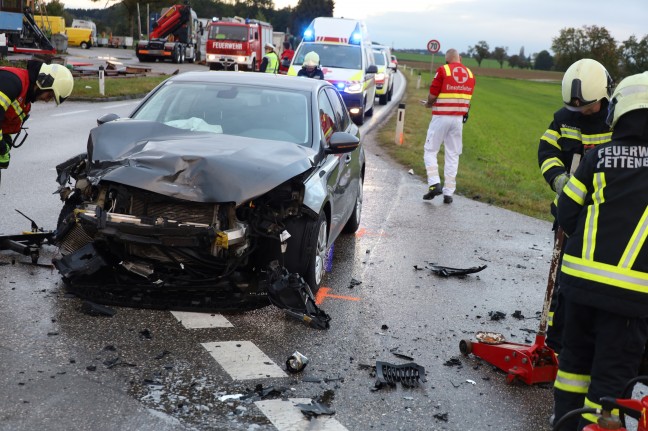 	Schwerer Kreuzungsunfall in Pettenbach fordert zwei Verletzte
