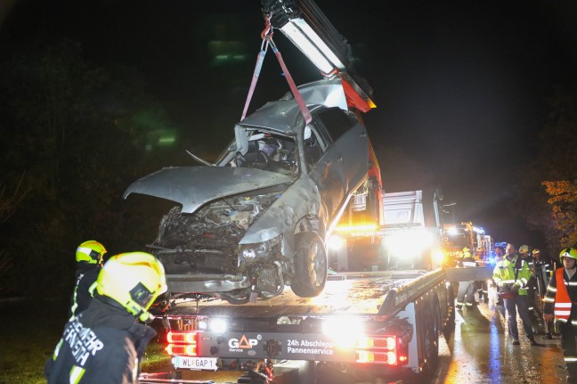 	Auto bei Gunskirchen mit hoher Geschwindigkeit gegen Trafostation gekracht und mehrfach überschlagen