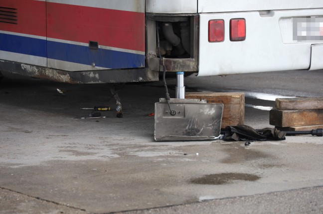 	Tödlicher Unfall: Buslenker bei Reparaturarbeiten in Haag am Hausruck unter Linienbus erdrückt