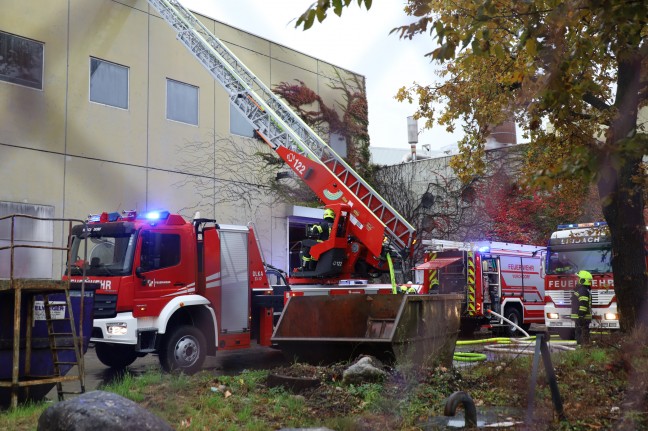	Sieben Feuerwehren bei Brand am Gelände einer Papierfabrik in Laakirchen im Einsatz