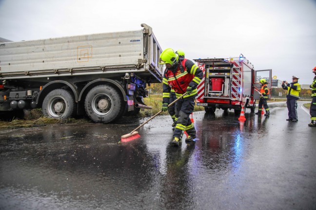 	LKW auf ölverschmierter Auffahrtsrampe der Welser Autobahn beim Marchtrenk ins Schleudern gekommen