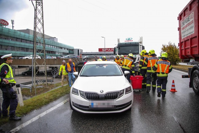 	Auffahrunfall zwischen LKW und PKW samt Anhänger auf Wiener Straße bei Marchtrenk