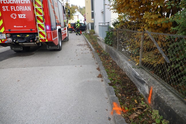 	Auto bei Verkehrsunfall in St. Florian gegen Hauswand geprallt