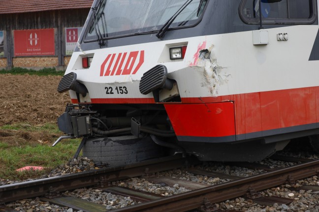 	Lokalbahn kollidiert auf Bahnübergang in Waizenkirchen mit LKW-Anhänger