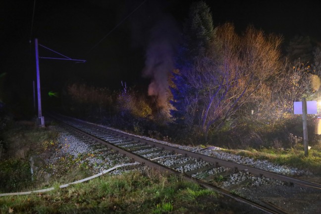 	Schwieriger Löscheinsatz bei Brand einer Hütte auf einem zugemüllten Grundstück in Prambachkirchen