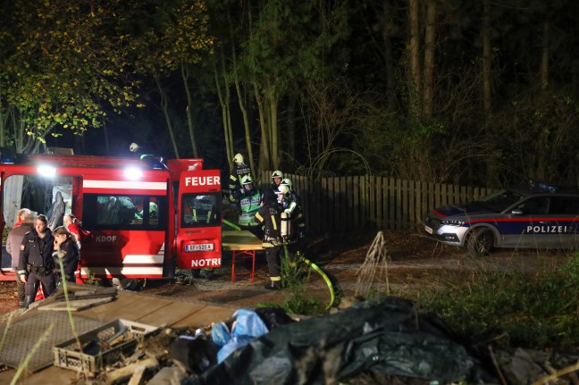	Schwieriger Löscheinsatz bei Brand einer Hütte auf einem zugemüllten Grundstück in Prambachkirchen