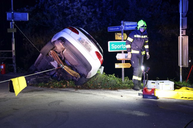 	Auto bei Unfall in Scharnstein gegen Brückengeländer gekracht und in Schräglage stecken geblieben
