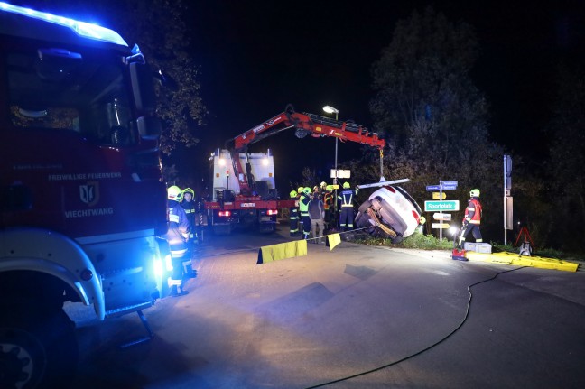 	Auto bei Unfall in Scharnstein gegen Brückengeländer gekracht und in Schräglage stecken geblieben