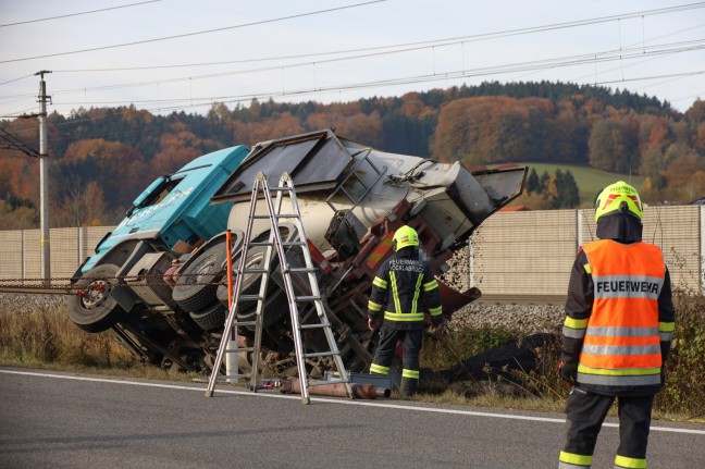 	LKW mit heißem Asphalt bei Verkehrsunfall auf Wiener Straße in Redlham umgestürzt