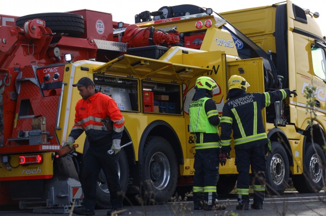	LKW mit heißem Asphalt bei Verkehrsunfall auf Wiener Straße in Redlham umgestürzt