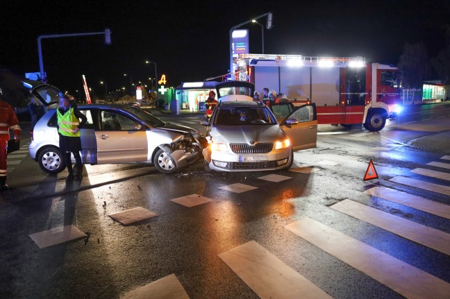 	Kreuzungscrash: Größerer Einsatz nach Verkehrsunfall zwischen zwei PKW in Wels-Neustadt