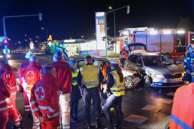 	Kreuzungscrash: Größerer Einsatz nach Verkehrsunfall zwischen zwei PKW in Wels-Neustadt