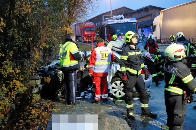 	Ein Toter bei schwerer Frontalkollision zwischen PKW und LKW in Rainbach im Mühlkreis