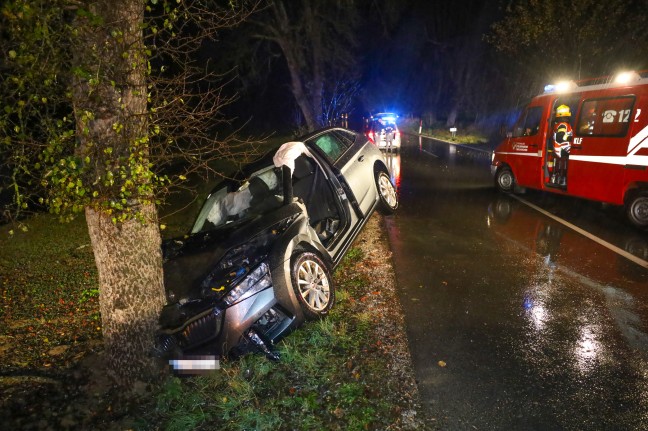 	Auto bei Verkehrsunfall in Neukirchen bei Lambach frontal gegen Baum gekracht