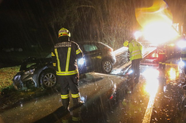	Auto bei Verkehrsunfall in Neukirchen bei Lambach frontal gegen Baum gekracht