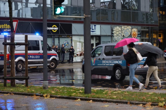 	Person in Wels-Innenstadt von Bus erfasst und schwer verletzt - Notarzthubschrauber im Einsatz