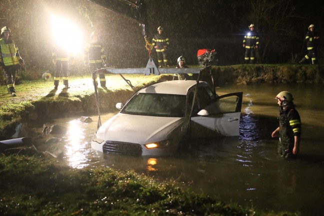	Auto bei Pollham von Straße abgekommen und in Teich gestürzt