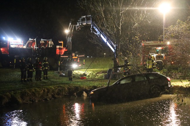 	Auto bei Pollham von Straße abgekommen und in Teich gestürzt