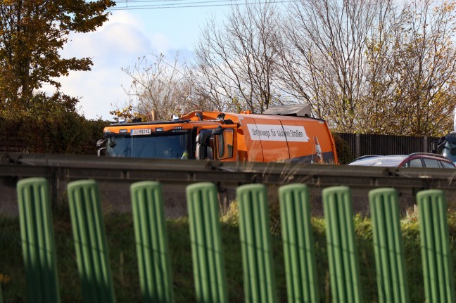 	Kleintransporter zerfetzt: Stundenlange Sperre der Westautobahn nach Unfallserie bei St. Florian