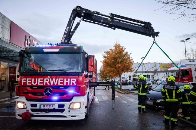 	PKW in Braunau am Inn durch Feuerwehr aus Regenwassersickermulde gehoben