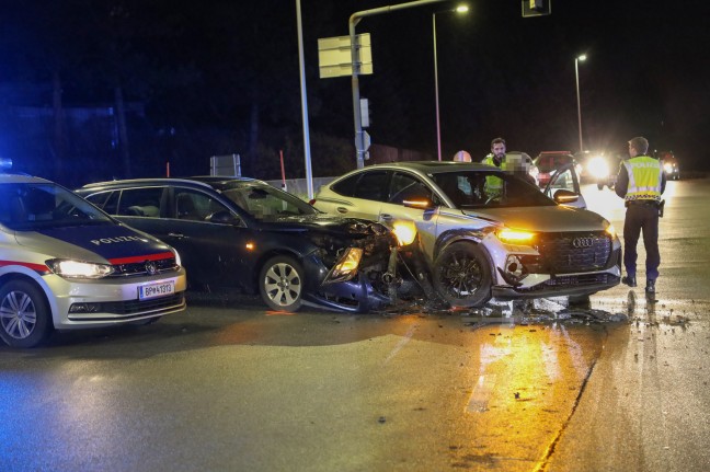 	Crash im Kreuzungsbereich zwischen zwei PKW auf Pyhrnpass Straße in Thalheim bei Wels