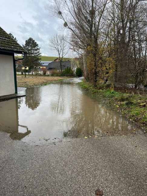 	Überflutungen: Innbach und Zubringer in Pichl bei Wels nach starkem Regen über Ufer getreten