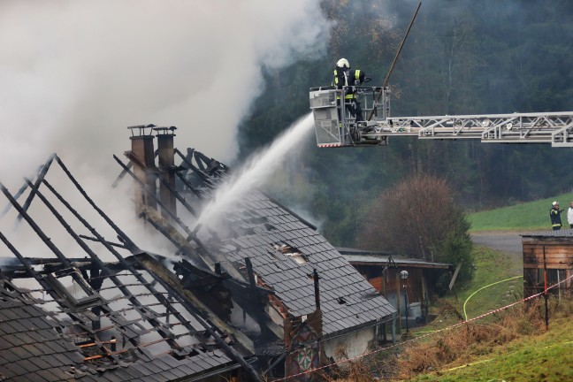 	Zwölf Feuerwehren bei ausgedehntem Dachstuhlbrand in Zwettl an der Rodl im Einsatz
