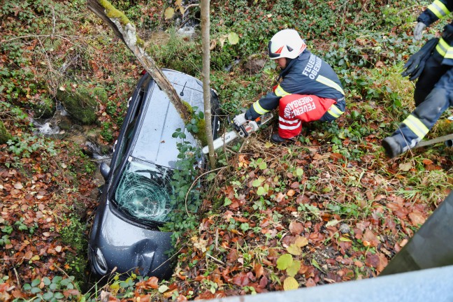 	Junger Lenker mit PKW bei Verkehrsunfall in Altenberg bei Linz in Bach gestürzt