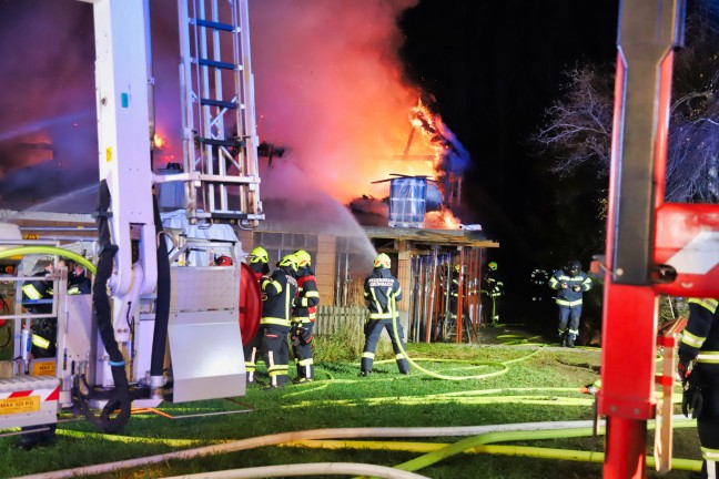	Dachstuhl in Flammen: Zwölf Feuerwehren bei Wohnhausbrand in Grünbach im Einsatz