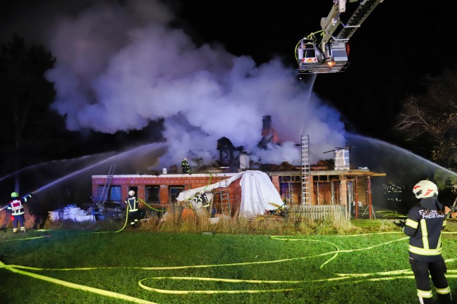 	Dachstuhl in Flammen: Zwölf Feuerwehren bei Wohnhausbrand in Grünbach im Einsatz