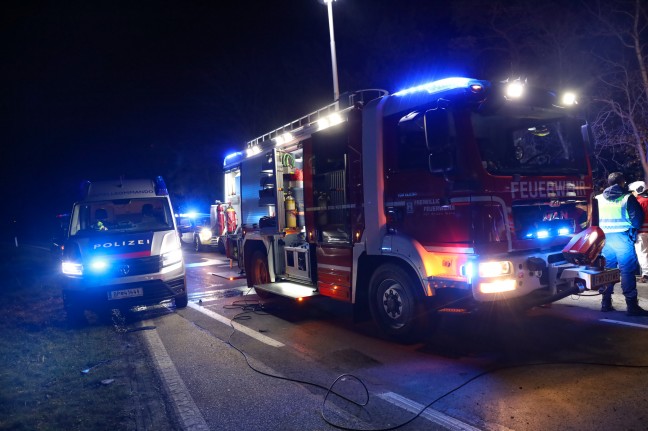 	Person nach Frontalcrash auf Wiener Straße in Wels-Waidhausen schwer im Unfallwrack eingeklemmt