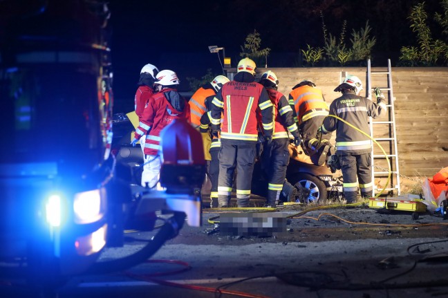 	Person nach Frontalcrash auf Wiener Straße in Wels-Waidhausen schwer im Unfallwrack eingeklemmt