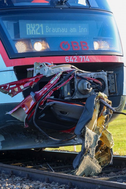 	Auto auf Bahnübergang bei Burgkirchen mit Triebwagengarnitur eines Regionalexpress-Zuges kollidiert
