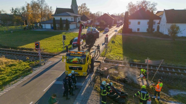 	Auto auf Bahnübergang bei Burgkirchen mit Triebwagengarnitur eines Regionalexpress-Zuges kollidiert