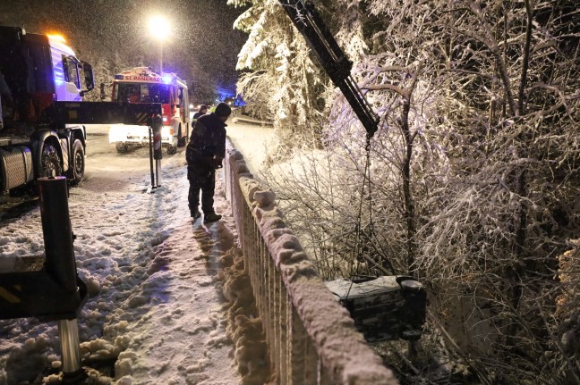 	Absturz bei Schneefahrbahn: Kleintransporter auf Pyhrnpass Straße in St. Pankraz in Bach gestürzt