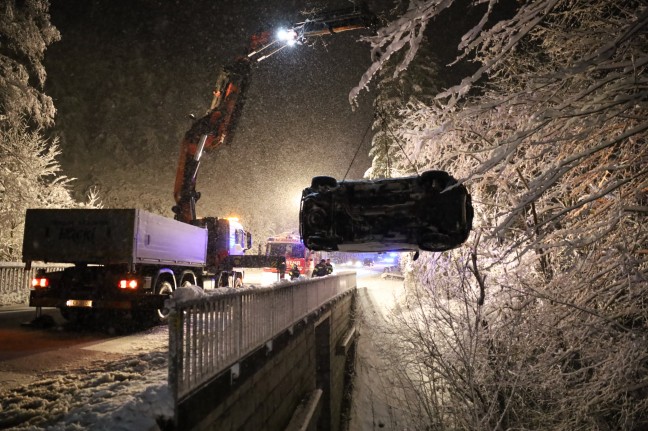 	Absturz bei Schneefahrbahn: Kleintransporter auf Pyhrnpass Straße in St. Pankraz in Bach gestürzt