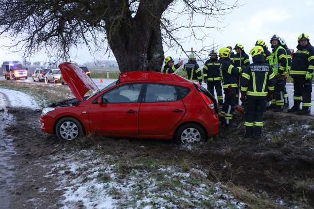 	Auto bei Verkehrsunfall in Schiedlberg heftig gegen Baum geschleudert