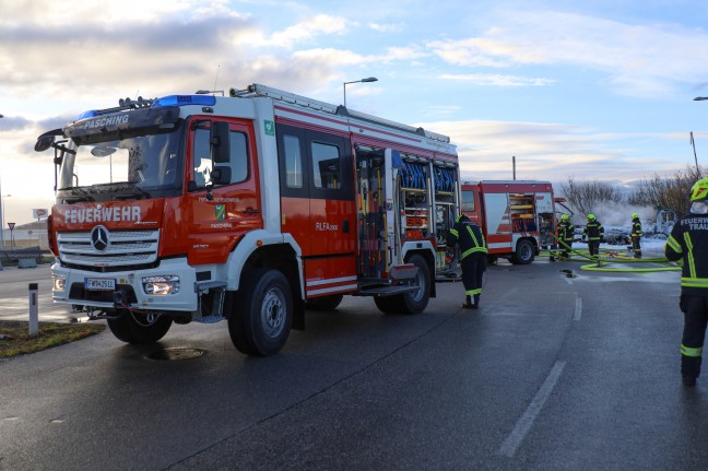 	LKW in Vollbrand: Zwei Feuerwehren am Einsatzort in Pasching im Löscheinsatz