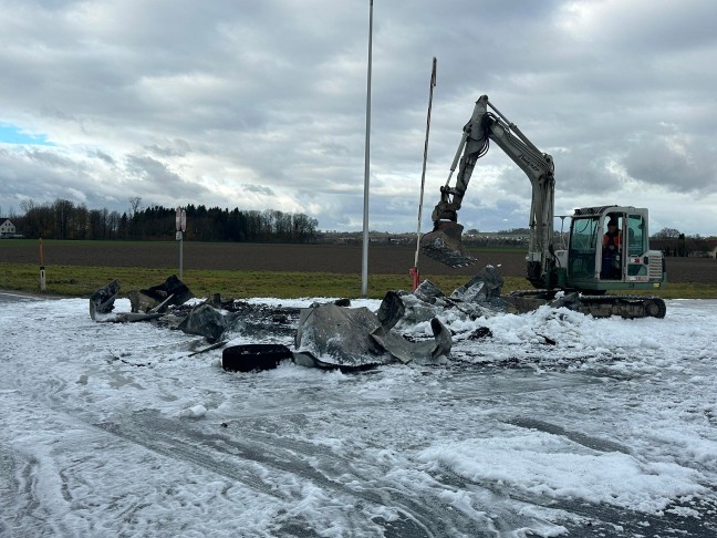 	LKW in Vollbrand: Zwei Feuerwehren am Einsatzort in Pasching im Löscheinsatz